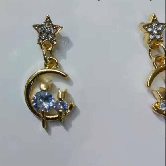 - 😺Gold plated Tiny Celestial Cat Cz Diamond Earrings - Picture 4 of 9